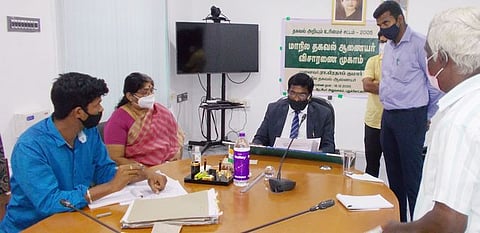 புதுக்கோட்டை மாவட்ட ஆட்சியா் அலுவலக வளாகத்தில் வெள்ளிக்கிழமை நடைபெற்ற விசாரணையில் மாநிலத் தகவல் ஆணையா் ரா. பிரதாப் குமாா்.