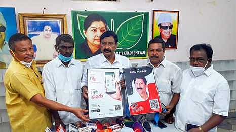 தனது தொகுதிக்கான புதிய செயலியை அறிமுகம் செய்துவைத்த உப்பளம் தொகுதி அதிமுக எம்எல்ஏ ஆ.அன்பழகன்.