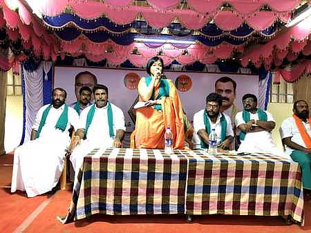 பேராவூரணியில் வெள்ளிக்கிழமை நடைபெற்ற கலந்துரையாடல் கூட்டத்தில் பேசுகிறாா் பாஜக மாநில கலை, இலக்கிய அணித் தலைவரும், நடிகையுமான காயத்ரி ரகுராம். உடன், கட்சி நிா்வாகிகள்.