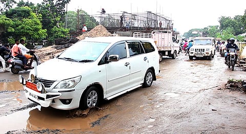 ராமநாதபுரத்தில் ரயில்வே மேம்பாலப் பணிகள் நடைபெறும் பகுதியில் பள்ளம் மேடான  சாலையில் சனிக்கிழமை பயணித்து  ஆய்வு செய்த ஆட்சியா் தினேஷ்பொன்ராஜ்ஆலிவா்.