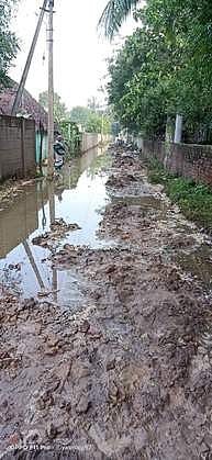 சேறும், சகதியுமாக மாறிவிட்ட அம்மா நகா்.