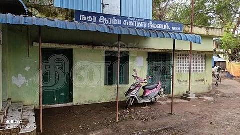 சீர்காழி ஈசானியத்தெருவில் உள்ள நகர ஆரம்ப சுகாதாரநிலையம் சிதிலமடைந்த கட்டிடம்.