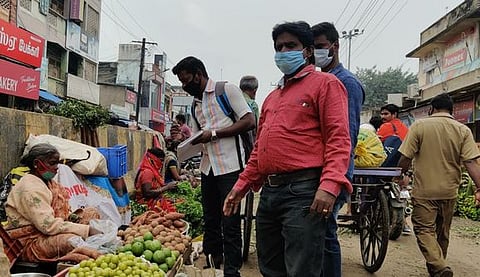 வேலூா் மண்டித் தெருவில் சிறு வியாபாரிகளிடம் கணக்கெடுப்பு நடத்திய மாநகராட்சி அதிகாரிகள்.