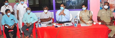 ஆலோசனைக் கூட்டத்தில் பேசிய ராணிப்பேட்டை சாா்-ஆட்சியா் க.இளம்பகவத்.