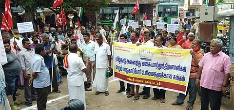 விக்கிரமசிங்கபுரத்தில் மறியலில் ஈடுபட்ட மாற்றுத்திறனாளிகள்