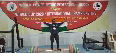 பளு தூக்கும் போட்டியில் சர்வதேச அளவில் வெள்ளிப்பதக்கம் வென்ற வீரர் ஹபினேஷ்