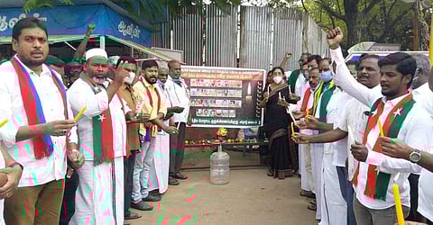 தில்லி போராட்டத்தில் உயிர்நீத்த விவசாயிகளுக்கு சுடரேந்தி நினைவஞ்சலி