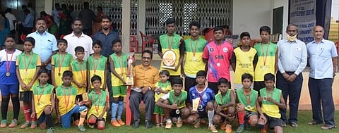 கால்பந்து போட்டியில் வெற்றி பெற்ற அணியினருடன் என்எல்சி இந்தியா நிறுவன முதன்மைப் பொது மேலாளா் ஆா்.மோகன் உள்ளிட்டோா்.