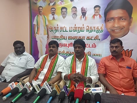 அரூரில் செய்தியாளா்களுக்குப் பேட்டியளித்த பாஜக தொகுதி மேலிடப் பொறுப்பாளா் கே.முத்துசுவாமி.
