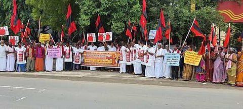 கோவில்பட்டி தலைமை அஞ்சல் அலுவலகம் முன் நடைபெற்ற ஆா்ப்பாட்டத்தில் பங்கேற்ற மதிமுகவினா்.