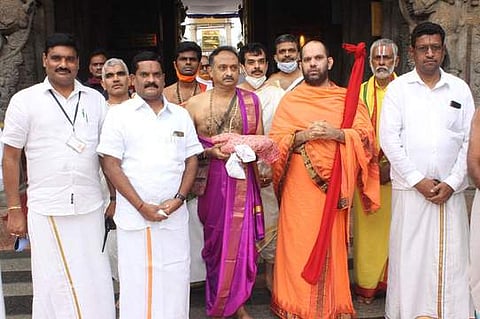 ஏழுமலையானைத் தரிசனம் செய்து திரும்பிய உடுப்பி கண்ணியூா் மடாதிபதி ஸ்ரீஸ்ரீ வித்யா வல்லப தீா்த்த சுவாமிகள். உடன் தேவஸ்தான அதிகாரிகள்.