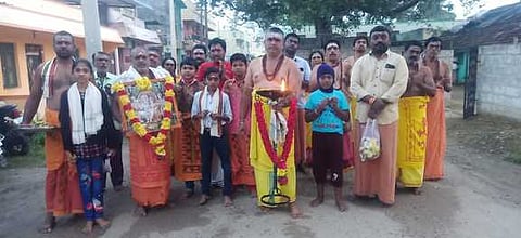 ஊத்தங்கரையில் மாா்கழி மாத பஜனை பாடிசெல்லும் பக்தா்கள்.