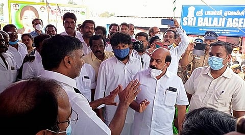 வாணியம்பாடியை அடுத்த மதனாஞ்சேரி நடைபெற்ற அரசு விழாவில் அமைச்சா் வீரமணியுடன் வாக்குவாதத்தில் ஈடுபட்ட ஆம்பூா் திமுக எம்எல்ஏ வில்வநாதன்.