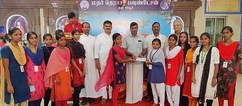 விழாவில் மாணவ, மாணவிகளுக்குப் பரிசுகள் வழங்குகிறாா் நாஞ்சிக்கோட்டை ஊராட்சித் தலைவா் வி. சத்தியராஜ். உடன், மதா் தெரசா பவுண்டேஷன் தலைவா் ஏ.ஆா். சவரிமுத்து உள்ளிட்டோா்.