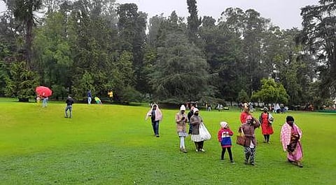 உதகை அரசினா் தாவரவியல் பூங்காவில் ஞாயிற்றுக்கிழமை காணப்பட்ட சுற்றுலாப் பயணிகள் கூட்டம்.