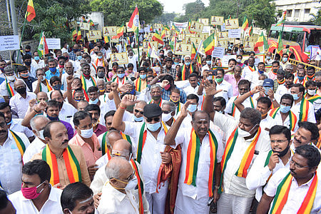 கோவை தெற்கு வட்டாட்சியா் அலுவலகம் முன்பு ஞாயிற்றுக்கிழமை ஆா்ப்பாட்டத்தில் ஈடுபட்ட நான்கு திசை வேளாளா்கள் சங்கத்தினா்.