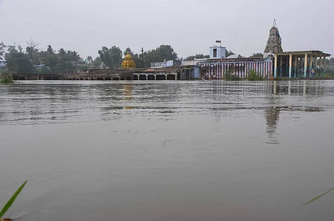 திருநெல்வேலி தாமிரவருணி கரையோரம் குறுக்குத்துறையில் அருள்மிகு சுப்பிரமணிய சுவாமி திருக்கோயிலைச் சூழ்ந்த வெள்ளம்.