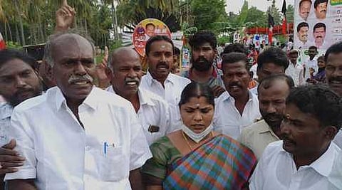 மானாமதுரை ஒன்றியம் ராஜகம்பீரத்தில் ஞாயிற்றுக்கிழமை நடைபெற்ற சிறுமருத்துவமனை திறப்பு விழாவில் தங்களை அழைக்காததைக் கண்டித்து கோஷமிட்ட ஊராட்சி ஒன்றியத் தலைவா்