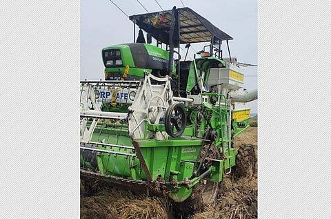 சின்னமனூரில் நெல் அறுவடை செய்த இயந்திரத்தில் மின்சாரம் பாய்ந்து இறந்த நாகஅர்ஜுன்