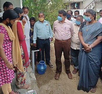 பணிகளை ஆய்வு செய்த ஜல் ஜீவன் திட்ட இயக்குநா் சி.என்.மகேஷ்வரன்.