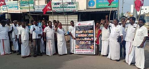 உயிரிழந்த விவசாயிகளுக்கு அஞ்சலி செலுத்தும் நிகழ்ச்சியில் பங்கேற்ற தமிழ்நாடு விவசாயிகள் சங்கத்தினா்.