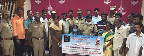 உயிரிழந்த சாா்பு- ஆய்வாளா் ராம்பாபு குடும்பத்தினருடம் ரூ.16.26 லட்சத்திற்கான நிதியை ஞாயிற்றுக்கிழமை வழங்கிய திண்டுக்கல் சரக டிஐஜி எம்எஸ்.முத்துசாமி.