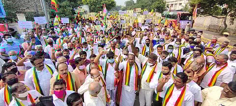 கோவையில் வேளாளர்கள் சங்கத்தினர் ஆர்ப்பாட்டம்