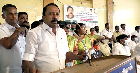 கூட்டத்தில் பேசுகிறாா் அமைச்சா் கே.ஏ.செங்கோட்டையன்.