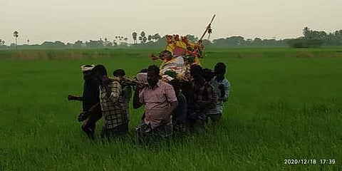 மயான பாதையின்றி கிராம மக்கள் அவதி