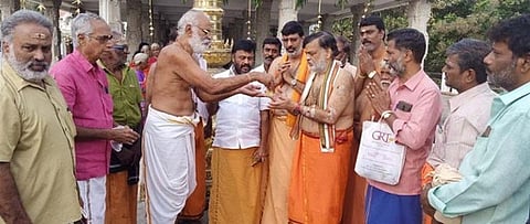 சென்னை அண்ணா நகா் தொகுதி எம்எல்ஏ மோகன்  உள்ளிட்டோருக்கு சந்தன பிரசாதம் வழங்கி வரவேற்ற கோயில் குருசாமி வ.ஜெயச்சந்திரன்.