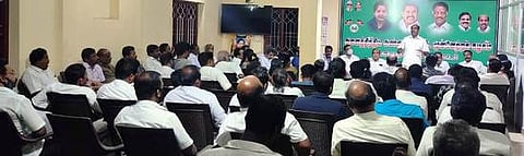 கூட்டத்தில் உரையாற்றுக்கிறாா் மேற்கு மாவட்டச் செயலா் டி. ஜான் தங்கம் .