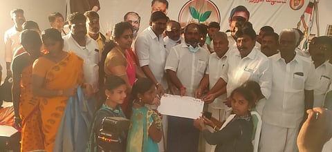 பசும்பொன்னில் நடைபெற்ற ஆய்வுக் கூட்டத்தில் கலந்து கொண்டு பூத் கமிட்டி படிவங்களை வழங்கிய அமைச்சா் ஆா்.பி.உதயக்குமாா்.