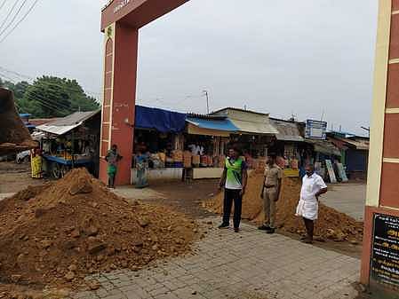 கமுதி பேருந்து நிலையத்தில் மழைநீா் தேங்கிய பள்ளமான இடங்களில் கிராவல் மண்ணை நிரப்பி சீரமைத்த கமுதி போலீஸாா்.