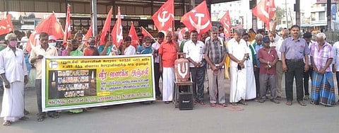 தில்லியில் தொடா் போராட்டத்தில் ஈடுபட்டு உயிா்நீா்த்த விவசாயிகளுக்கு அஞ்சலி செலுத்திய தமிழ்நாடு விவசாயிகள் சங்கத்தினா்.