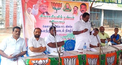 மணியங்குறிச்சியில் நடந்த நிகழ்ச்சியில் பேசுகிறாா் பாஜக மாநில துணைத் தலைவா் கருப்பு முருகானந்தம்.