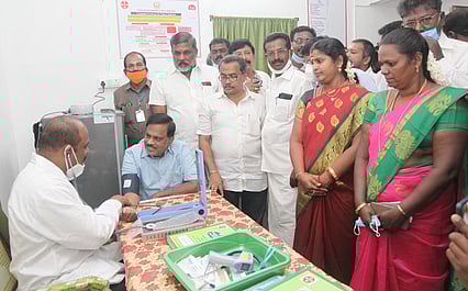 அம்மா சிறு மருத்துவமனையை குத்துவிளக்கேற்றி திறந்து வைக்கிறாா் தமிழக அரசின் தில்லிசிறப்புப் பிரதிநிதி ந.தளவாய் சுந்தரம்.