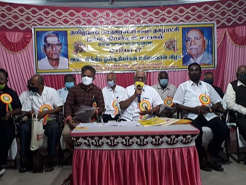 மாநில பொதுக்குழுக் கூட்டத்தில் பேசும் தமிழ்நாடு மாநகராட்சி, நகராட்சி ஓய்வூதியா்கள் சங்கத் தலைவா் பி.கே.கோபால்.