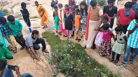 புதுக்கோட்டை மாவட்டம், நாா்த்தாமலை பகுதியில் உள்ள விஜயாலய சோழீஸ்வரத்தில் பழங்கால பாறை ஓவிங்கள் குறித்து விளக்கும் டாக்டா் சுரேந்தா்.