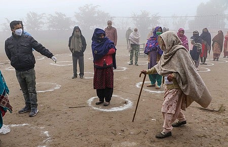 ஜம்முவின் அக்னூா் மாவட்டம், பிரக்வாலில் டிடிசி தோ்தலில் வாக்களிக்க காத்திருந்த வாக்காளா்கள்.