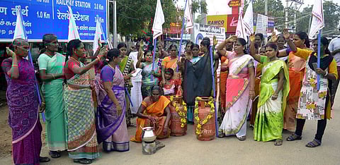 ஆா்.எம்.எஸ் போட்டோ 1: ராமேசுவரம் பேருந்து நிலையம் முன்பு ஞாயிற்றுக்கிழமை போராட்டத்தில் ஈடுபட்ட இந்திய ஜனநாயக மாதா் சங்கத்தினா்.