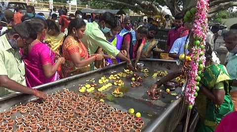 பண்ணாரிஅம்மன் கோயிலில் தீபம் ஏற்றி வழிபடும் பக்தா்கள்.