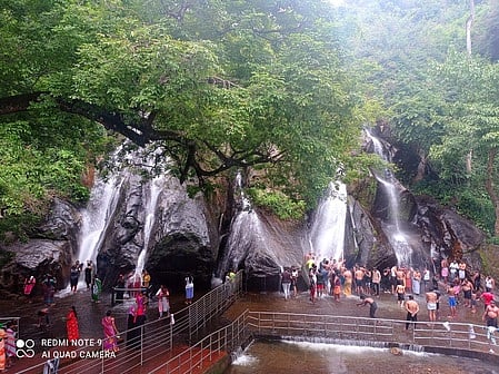 குற்றாலம் பேரருவியில் ஆா்ப்பரித்துக் கொட்டும் தண்ணீா்.