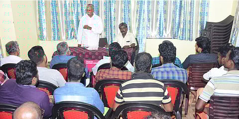 கூட்டத்தில் பேசுகிறாா் குமரி மாவட்ட இந்து முன்னணி தலைவா் மிசா சோமன்.