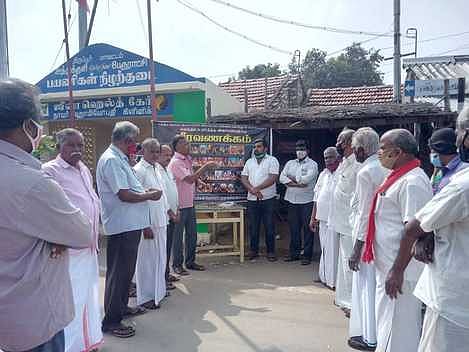 ஊத்துக்குளி  ஆா்.எஸ். பகுதியில்  ஞாயிற்றுக்கிழமை நடைபெற்ற அஞ்சலி  செலுத்தும் நிகழ்ச்சியில் பங்கேற்றோா்.