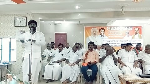 திருவாடானை தனியாா் மண்டபத்தில் ஞாயிற்றுக்கிழமை நடைபெற்ற பாஜக ஆலோசனைக் கூட்டத்தில் பேசிய நடிகா் சுரேஷ்