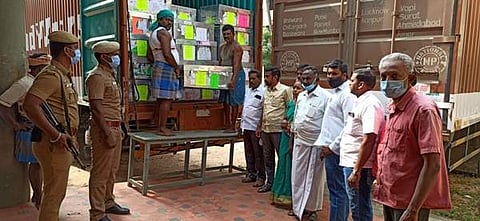 மகாராஷ்டிரம் மாநிலத்தில் இருந்து ஈரோடு வந்த மின்னணு வாக்குப்பதிவு இயந்திரங்கள்