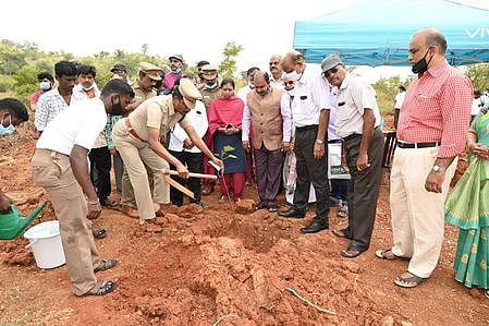 சலமநத்தம் துப்பாக்கி சுடும் பயிற்சி தளத்தில் மரக்கன்றுகளை நடவு செய்யும் பணியைத் தொடங்கி வைத்த வேலூா் மாவட்ட காவல் கண்காணிப்பாளா் எஸ்.செல்வகுமாா்.