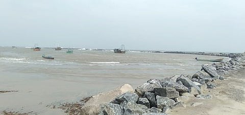 கடல் சீற்றத்தால் பாதிப்பு: கருங்கல் தடுப்புச் சுவரை அகலப்படுத்தக் கோரிக்கை