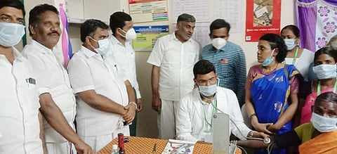 போ்ணாம்பட்டை  அடுத்த  குண்டலப்பள்ளியில்  ‘அம்மா’  சிறு  மருத்துவமனையைத்  தொடக்கி  வைத்து,  சிகிச்சை  முறையை  பாா்வையிட்ட  அமைச்சா்  கே.சி.வீரமணி.