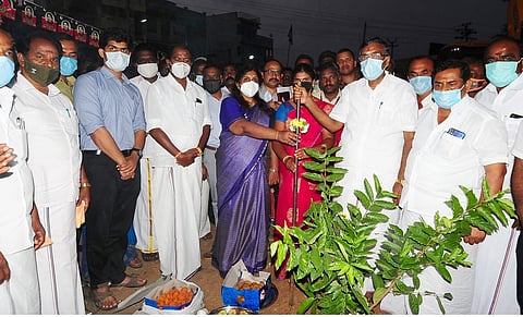 தருமபுரி மாவட்டம், கம்பைநல்லூா் பேரூராட்சியில் தாா் சாலைகள் அமைக்கும் பணிகளை தொடக்கி வைத்த உயா்கல்வி, வேளாண் துறை அமைச்சா் கே.பி.அன்பழகன்.